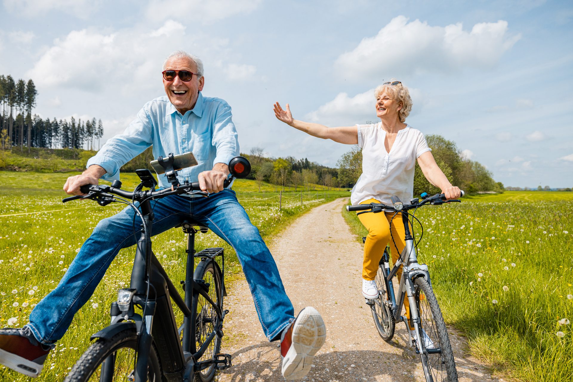 Couple de seniors à vélo dans la campagne